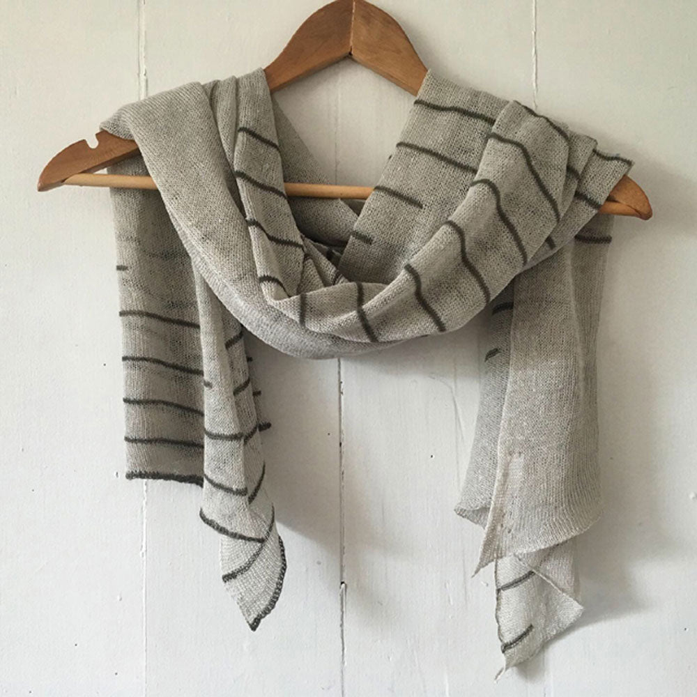 Foulard Fréa teinture végétale tricoté à la main au Québec produit par Dahlia Milon Textile